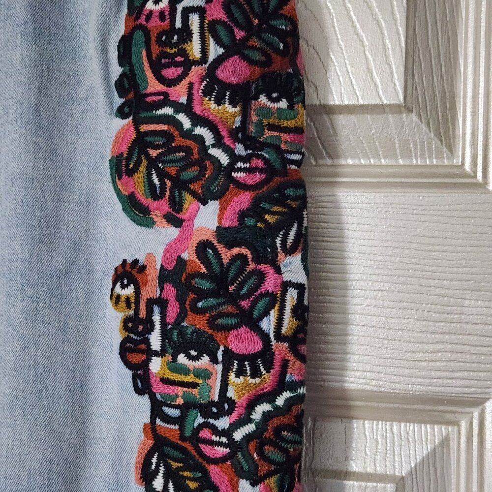 AKIRA Hidden Faces Embroidery Detailed Straight Leg Jeans Size 5 - Picture 11 of 12
